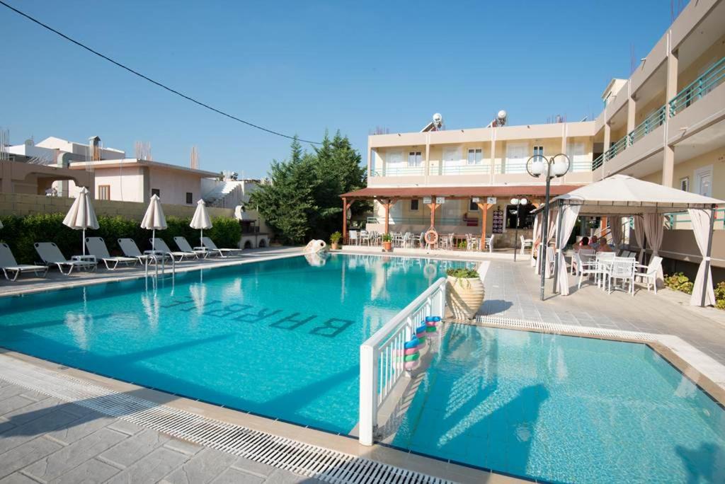 una grande piscina di fronte a un hotel di Barbie Hotel Apartments a Ialyssos