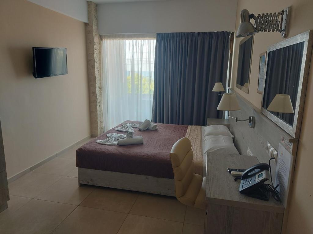 Televízia a/alebo spoločenská miestnosť v ubytovaní The Santo George Beach Resort