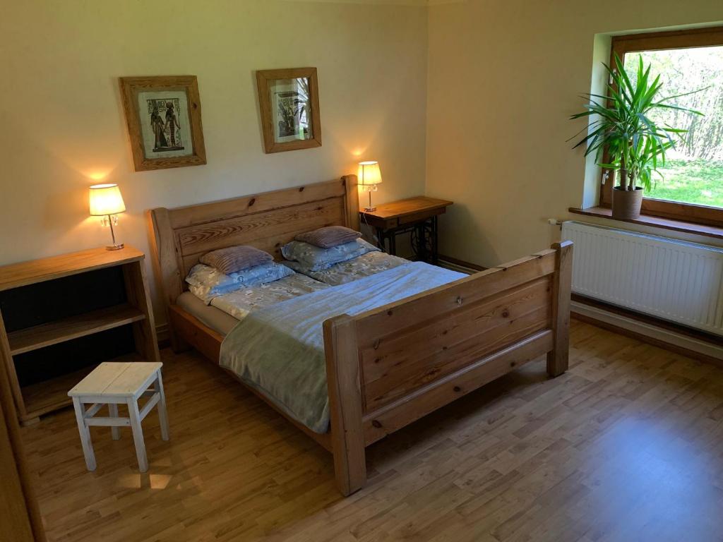 سرير أو أسرّة في غرفة في Māja laukos - BISES