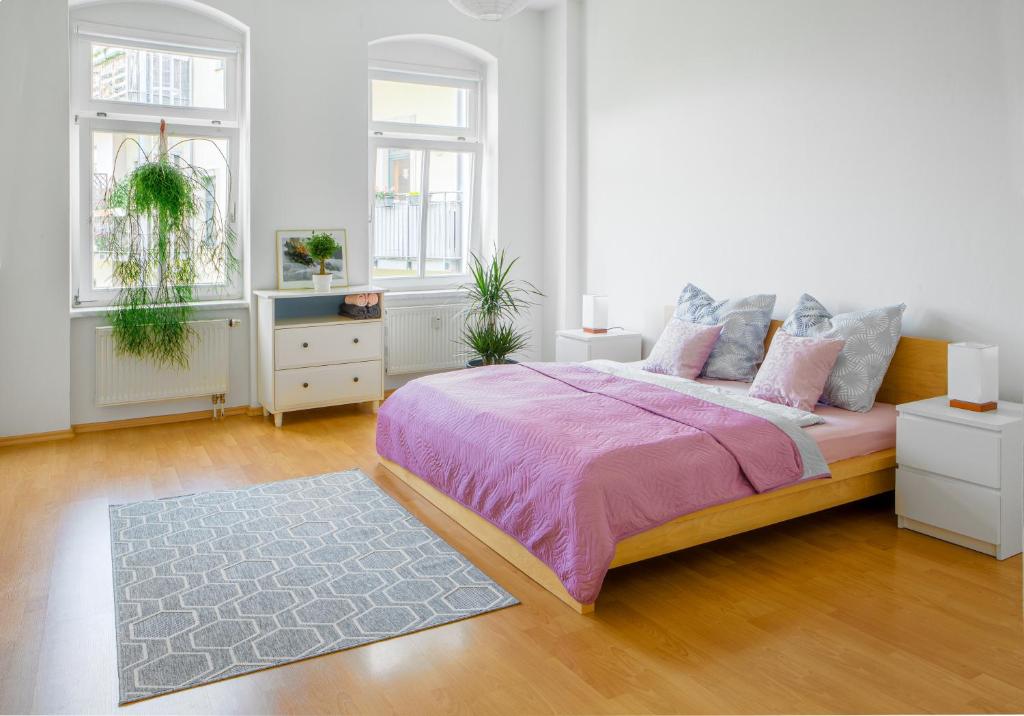a white bedroom with a bed and two windows at 5 Min zur Elbe, Helle Geräumige 2-Raum-Whg, Neustadt, Top Lage in Dresden