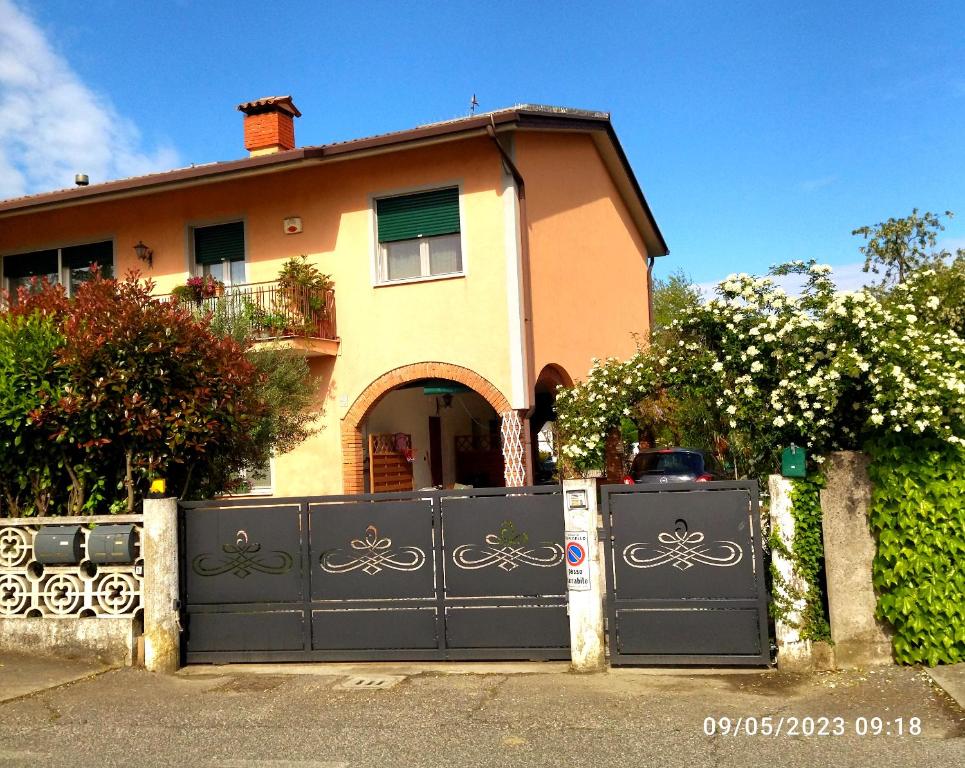 ein Haus mit einem Tor vor einem Haus in der Unterkunft Appartamento vicino Grado/Aquileia in San Lorenzo