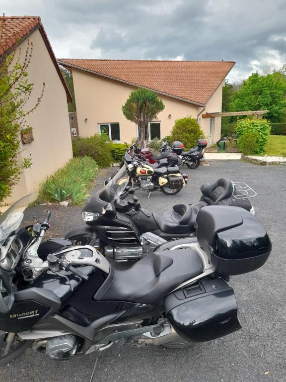 une rangée de motos garées dans un parking dans l'établissement Hotel de l'Ile d'Amour, à Langeac