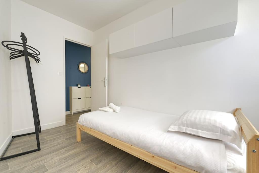 Un pat sau paturi &icirc;ntr-o camer&#x103; la Appartement de standing au c&oelig;ur de Rouen