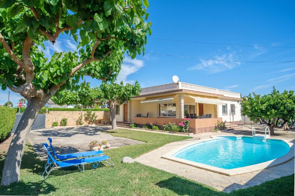 une maison avec une piscine dans la cour dans l'établissement El Refugi, à Vinaròs