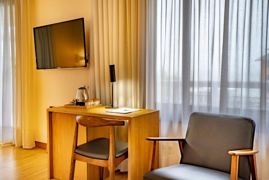 A television and/or entertainment centre at Gran Hotel Victoria