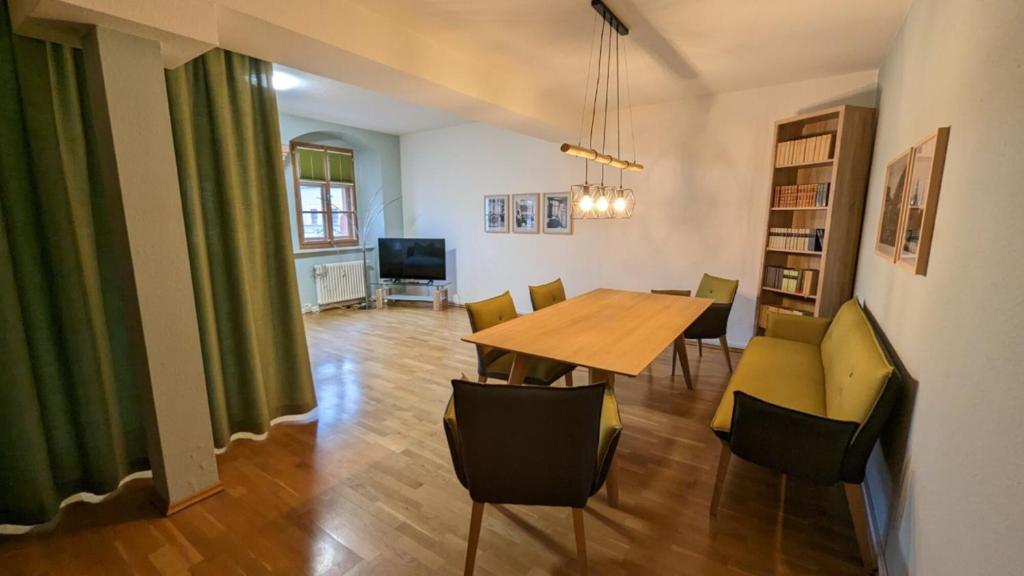 ein Esszimmer mit einem Tisch und Stühlen in der Unterkunft Appartment am Markt in Weimar