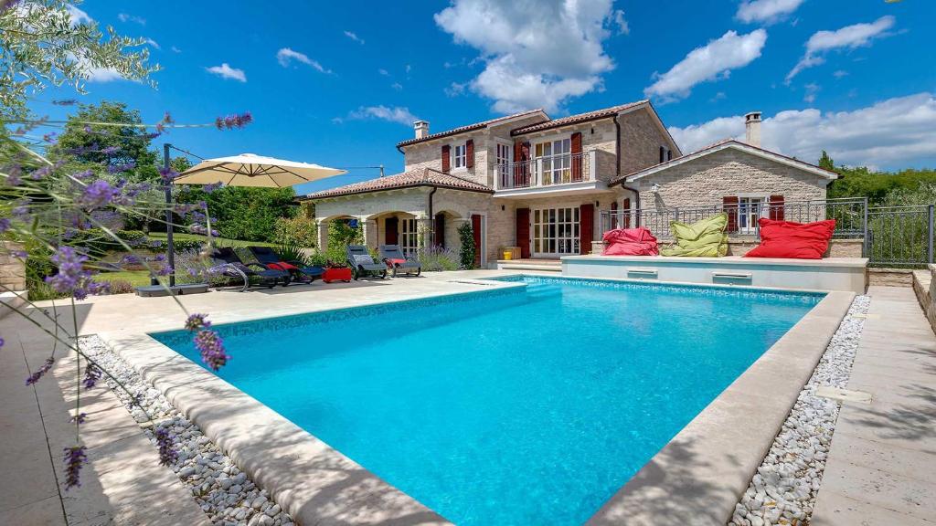 una piscina frente a una casa en Traditional Istrian stone villa in Baderna, en Baderna