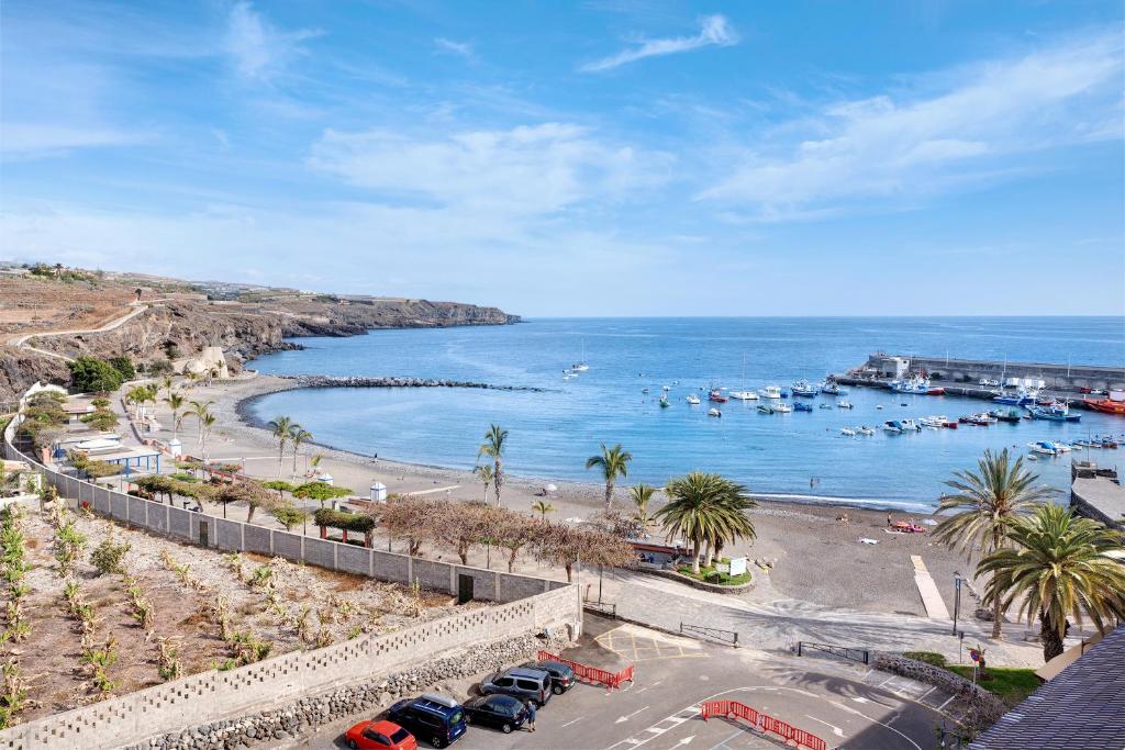 uma vista para uma praia com barcos na água em Las Brisas Playa San Juan By Paramount Holidays em Guía de Isora