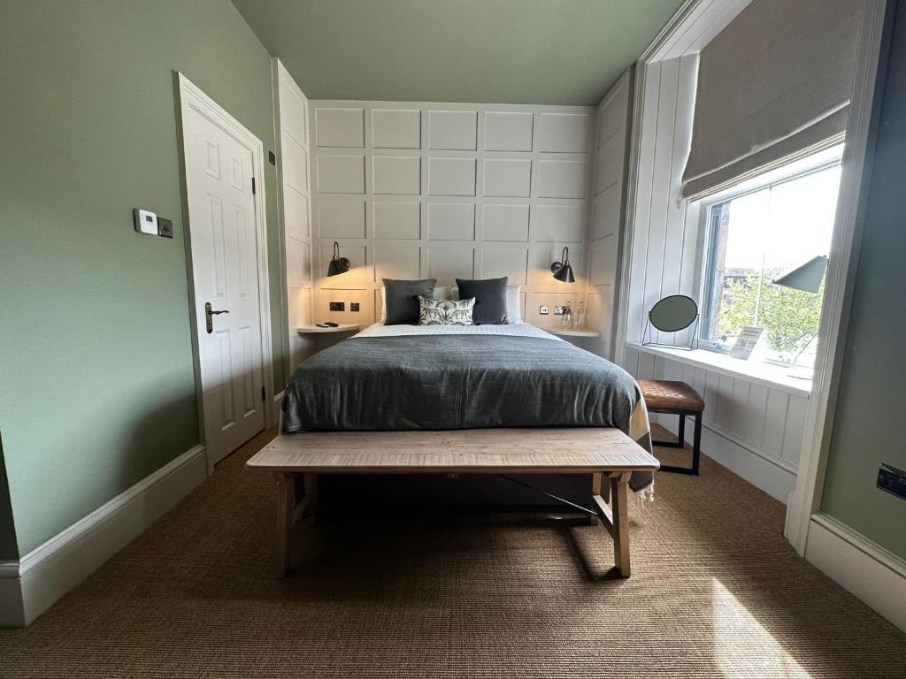 sypialnia z łóżkiem i oknem w obiekcie Rooms Above Sugar Boat w mieście Helensburgh