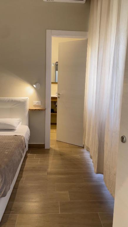 Postel nebo postele na pokoji v ubytování Leone Suite B&B & Restaurant