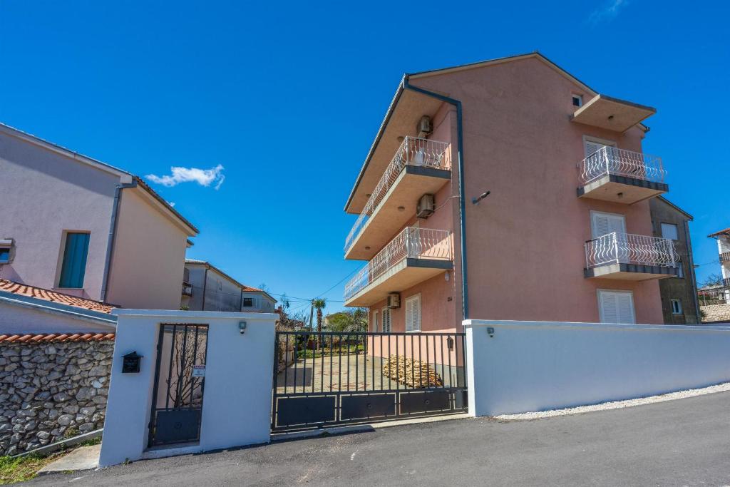 Το κτήριο όπου στεγάζεται  το διαμέρισμα