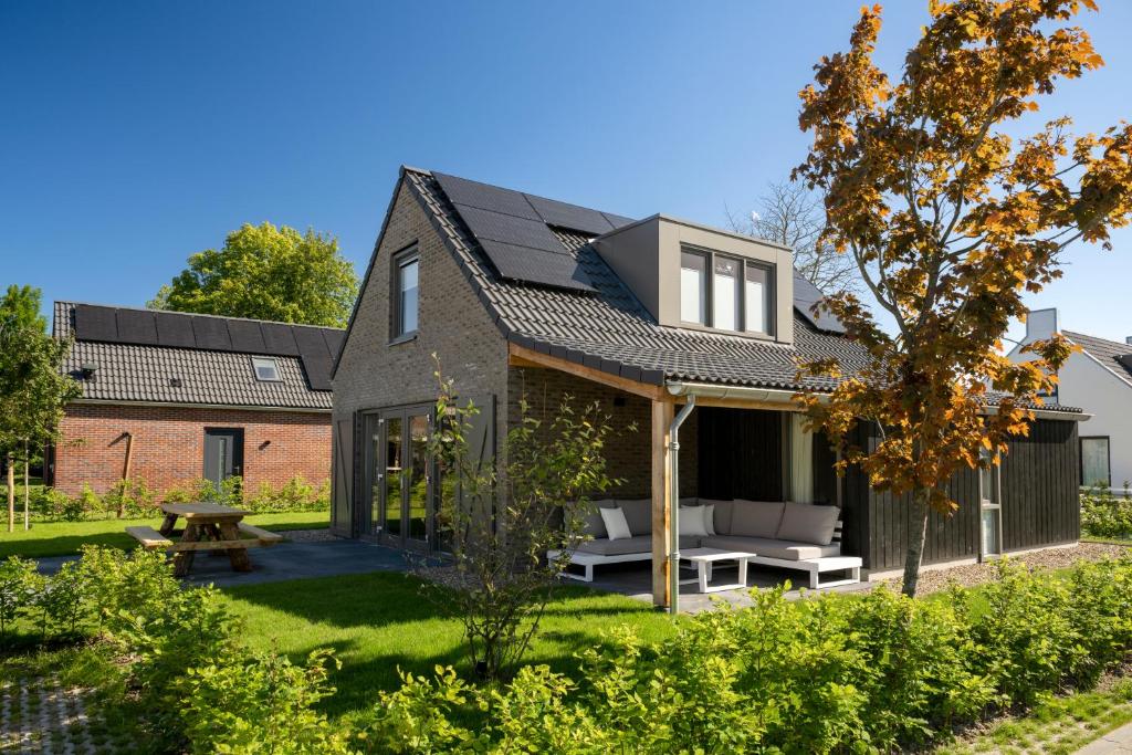 a renovation of a house with a garden at Buiten aan zee by Droomvilla in Sint Maarten