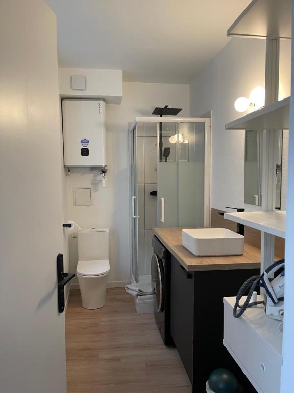 Ett badrum på Smart Inn Fontainebleau Centre- Studio