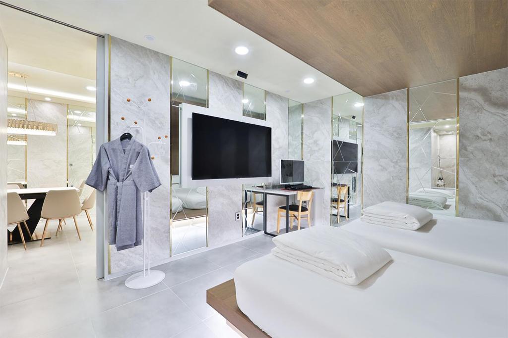 TV a/nebo společenská místnost v ubytování Ytt Hotel