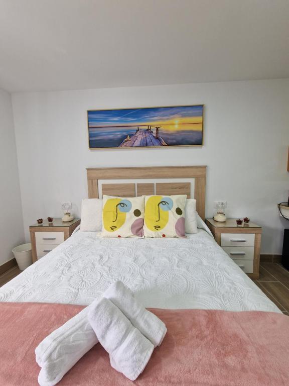 um quarto com uma cama com duas toalhas em Alojamiento Agaete Pueblo Nº7 em Agaete