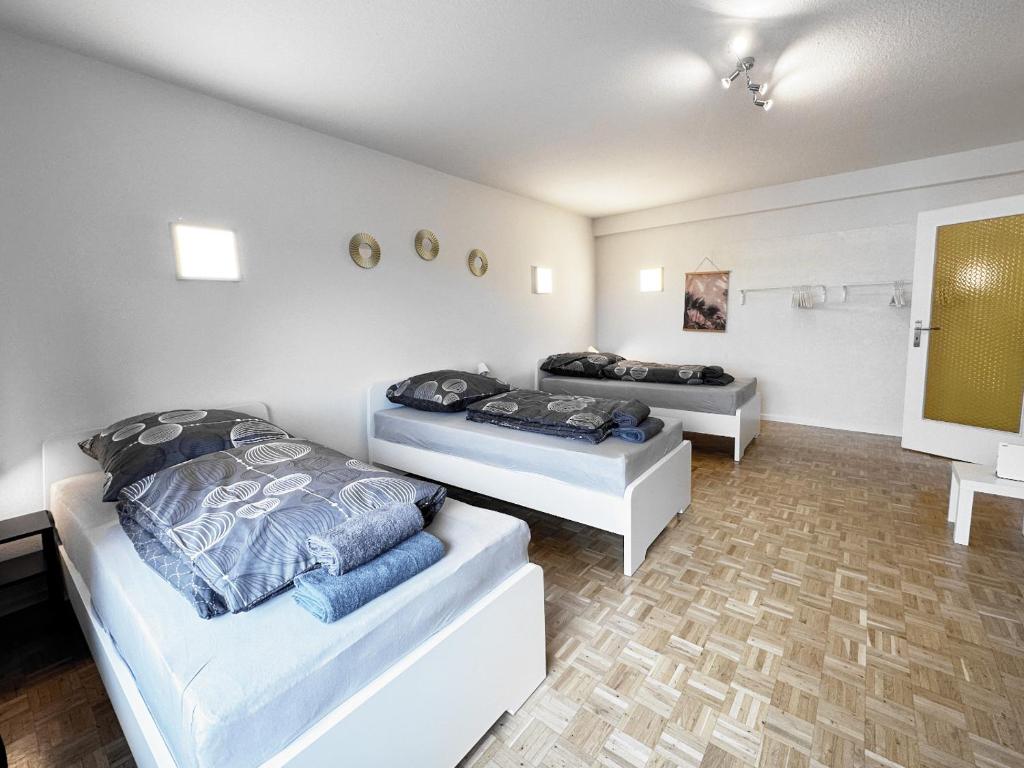 Giường trong phòng chung tại # VAZ Apartments RS02 Küche, TV, WLAN, Parkplatz, Autobahnähe