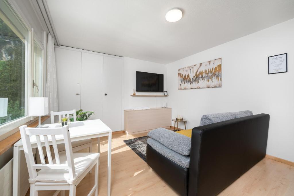 a living room with a desk and a chair at City Studio in Interlaken mit Parkplatz in Interlaken