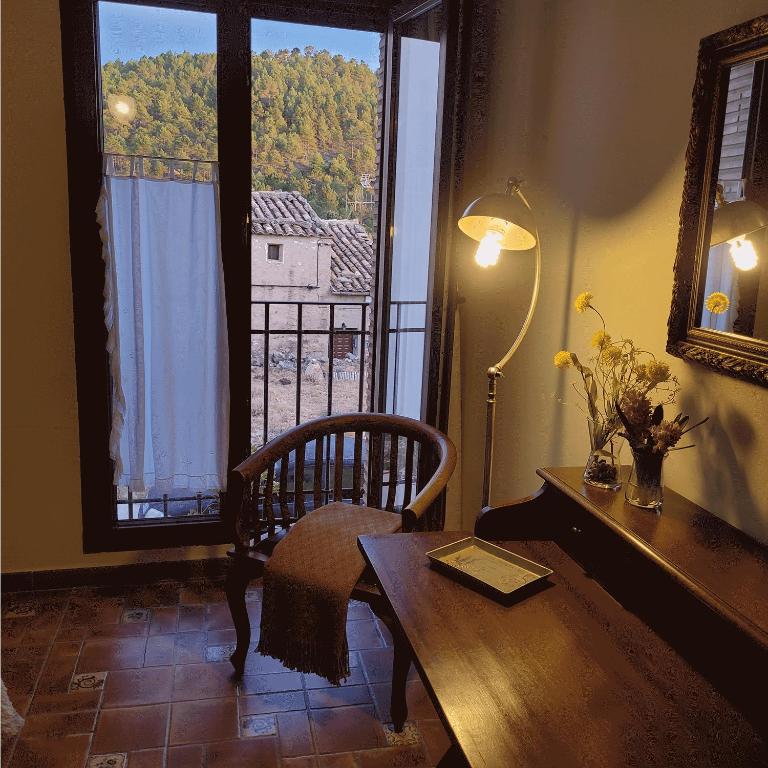 Camera con scrivania e finestra con vista. di LA CANTERICA a Fuentes de Rubielos