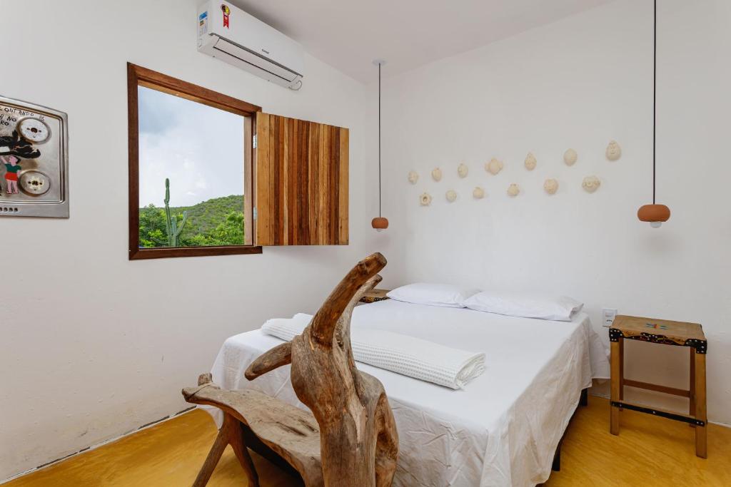 a bedroom with a bed and a window at Casa Sibite - Ilha do Ferro in Pão de Açúcar
