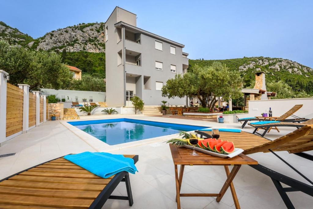 Bazén v ubytovaní Apartments Bjelis alebo v jeho blízkosti