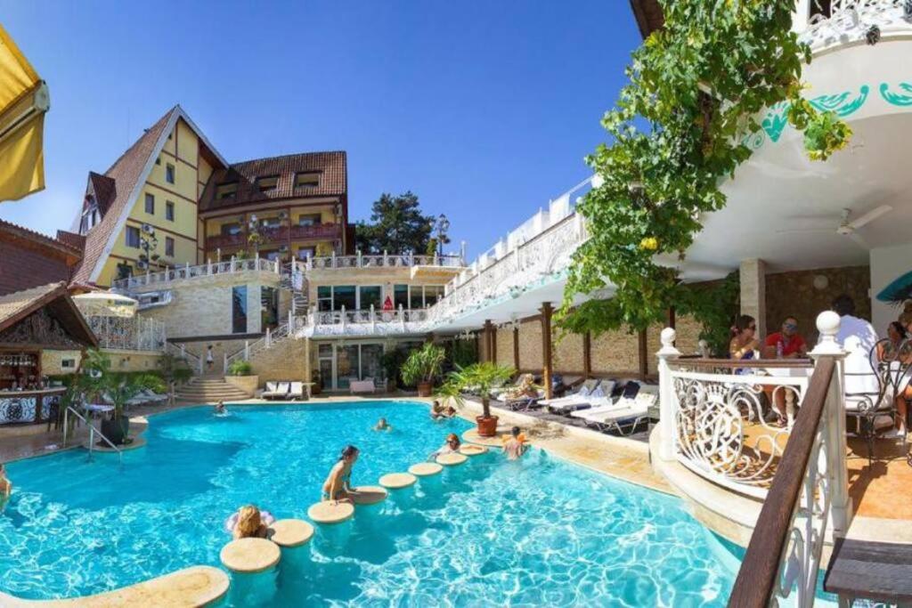 uma piscina num hotel com pessoas em Luxury Apartments 'Rich' em Velingrad