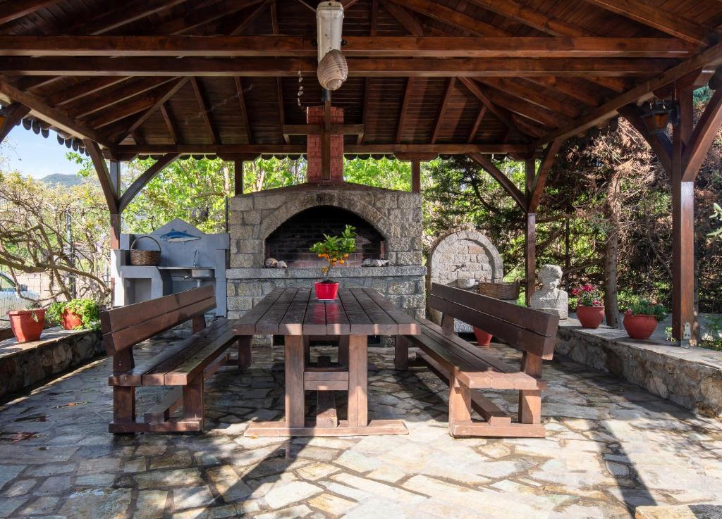 シキアにあるSikia Village Housesのピクニックテーブル(ベンチ2台、石窯付)
