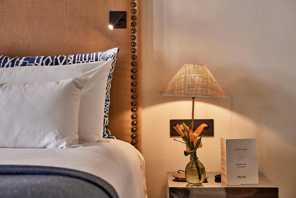 A bed or beds in a room at Puro Grand Hotel