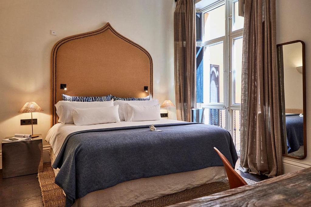 A bed or beds in a room at Puro Grand Hotel