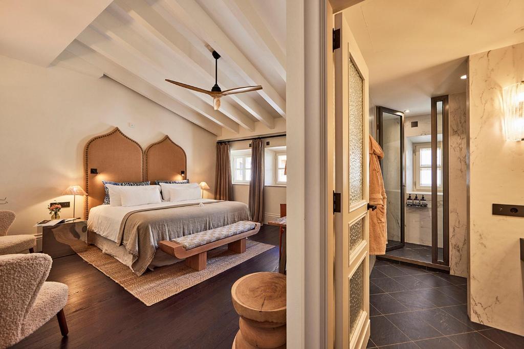 A bed or beds in a room at Puro Grand Hotel