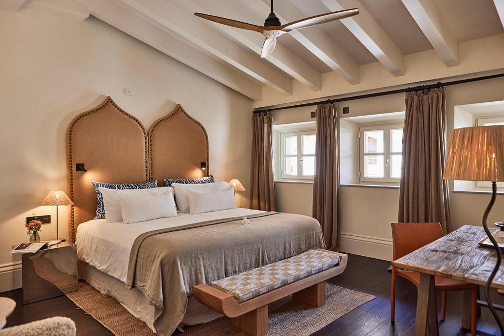 A bed or beds in a room at Puro Grand Hotel