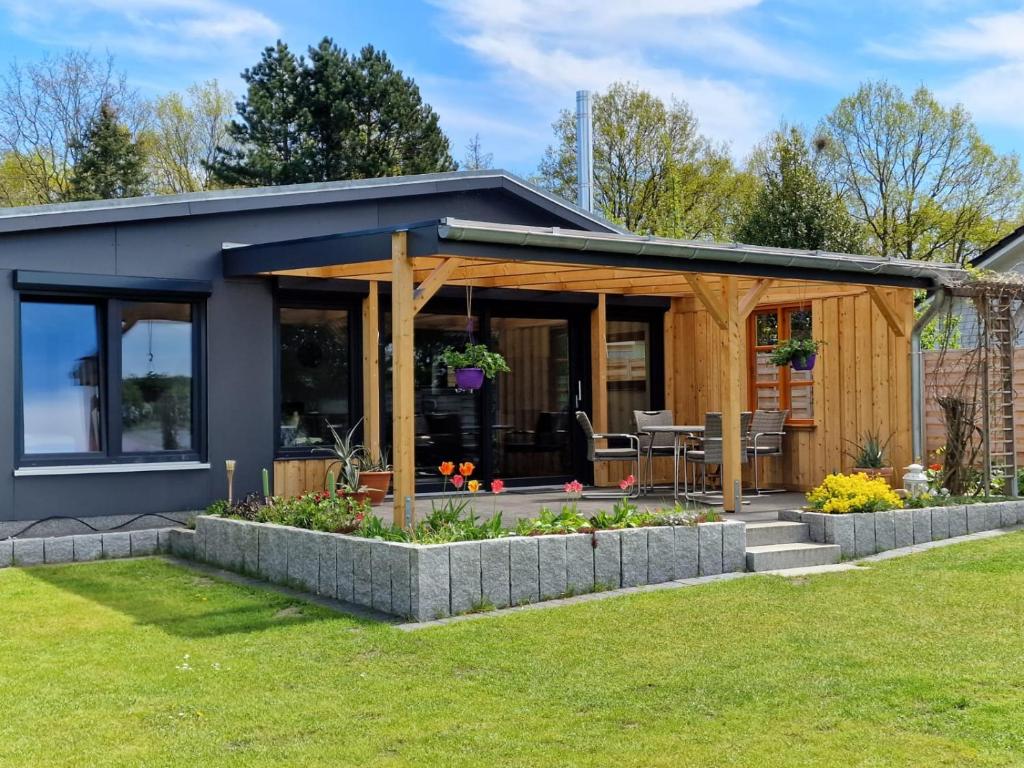 a tiny house with a garden at Ferienhaus am Lanzer See in Lanze