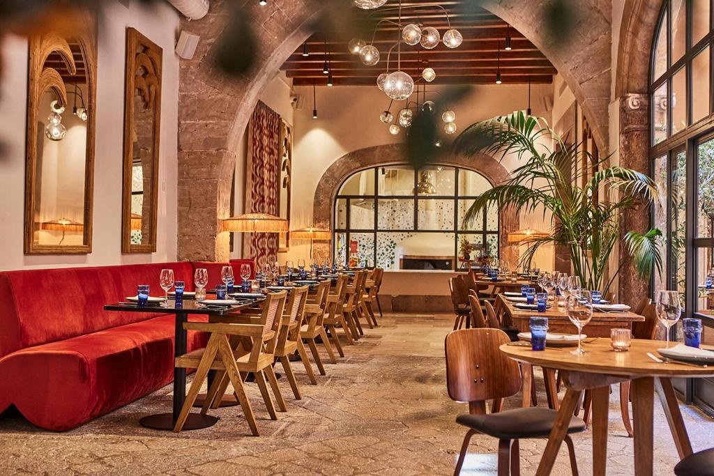 A restaurant or other place to eat at Puro Grand Hotel