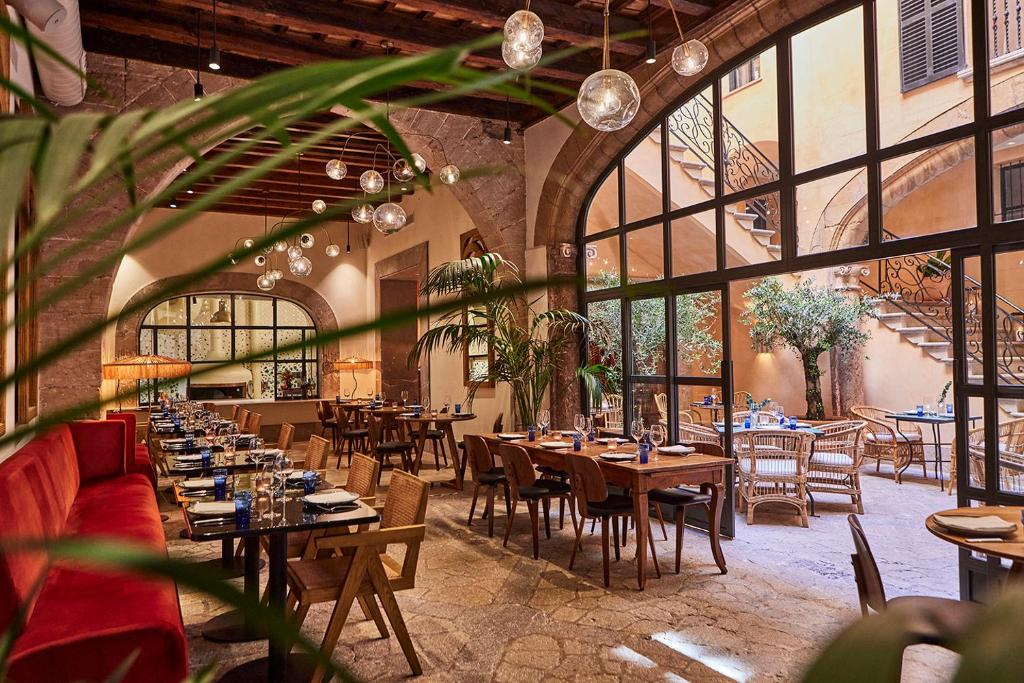 A restaurant or other place to eat at Puro Grand Hotel