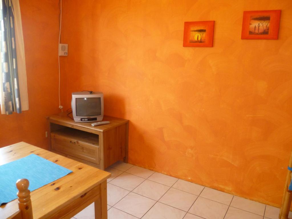 TV a/nebo společenská místnost v ubytování Hotel Dry Les Courtis