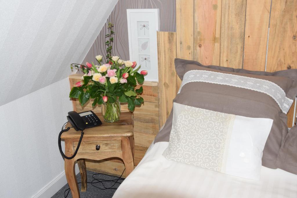 Una cama o camas en una habitaci&oacute;n de Le Petit Relais