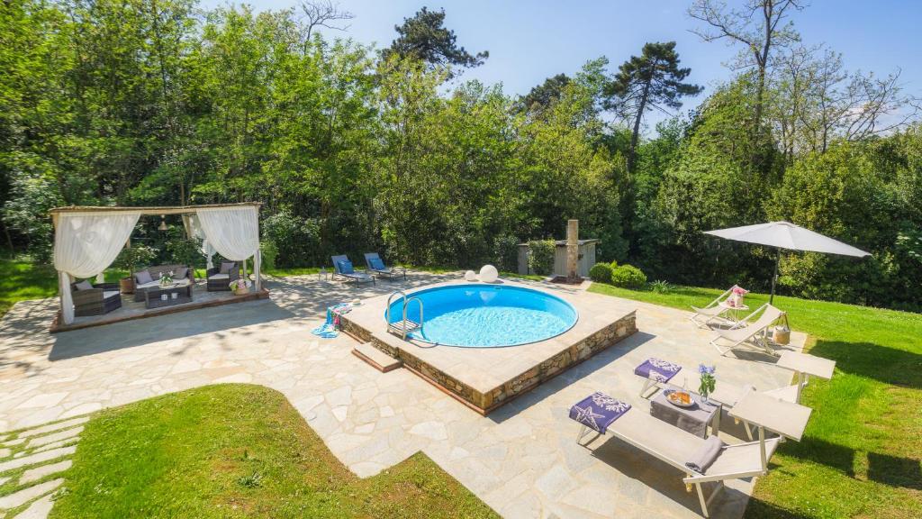 The swimming pool at or close to Ai Due Cuori 4, Emma Villas