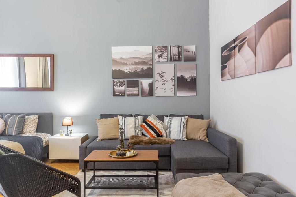 Spacious & Cozy Downtown Apartment with Balcony 1066 Budapest, 7 Lovag utca kép - 1