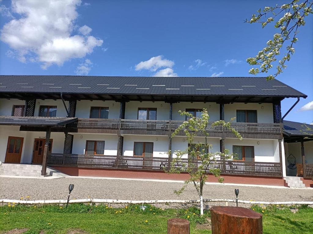 ein Gebäude mit Sonnenkollektoren darüber in der Unterkunft Casa Câmpulungeană in Câmpulung Moldovenesc