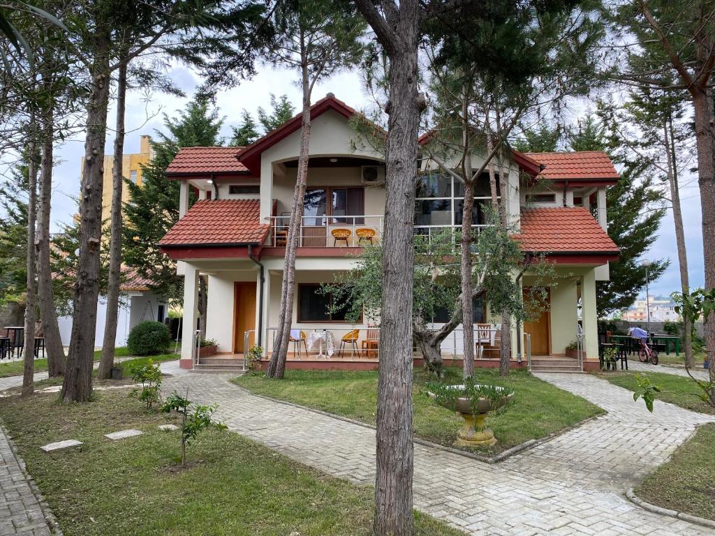 una casa con molti alberi di fronte di Hotel Garden Villa ARDO a Golem