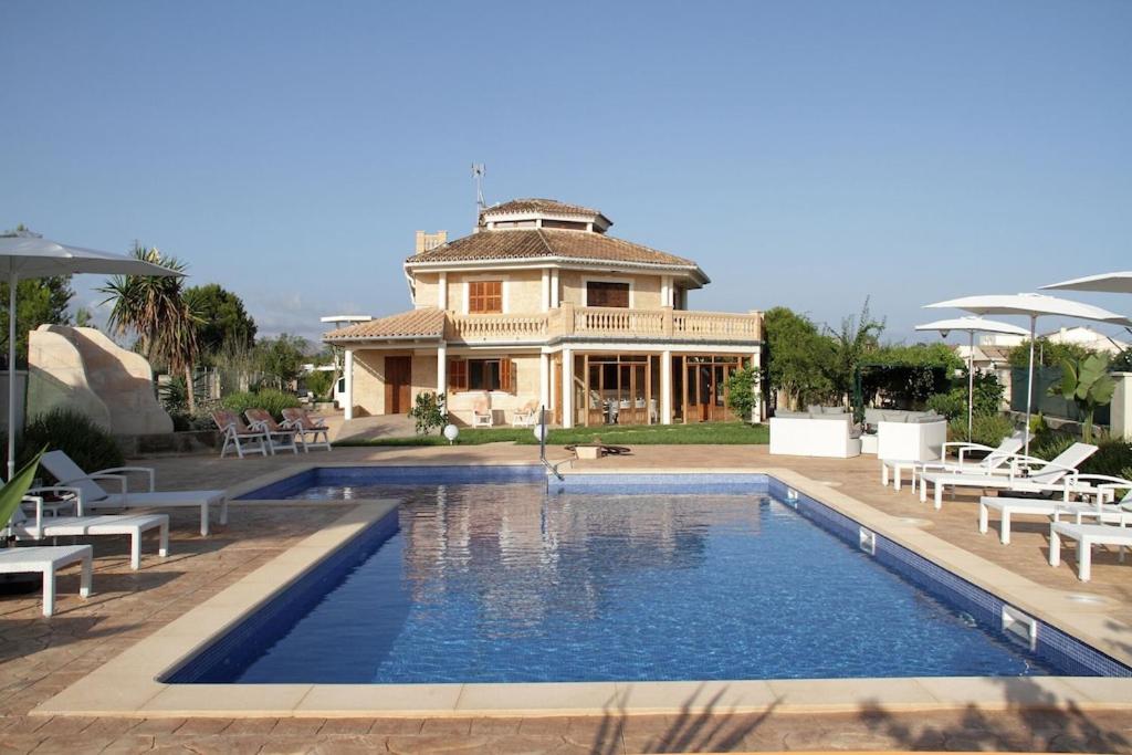 dom z basenem przed domem w obiekcie Villa President Cosmos w Playa de Muro