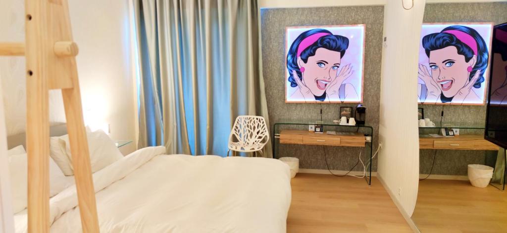 Televízia a/alebo spoločenská miestnosť v ubytovaní Mirada Hotel