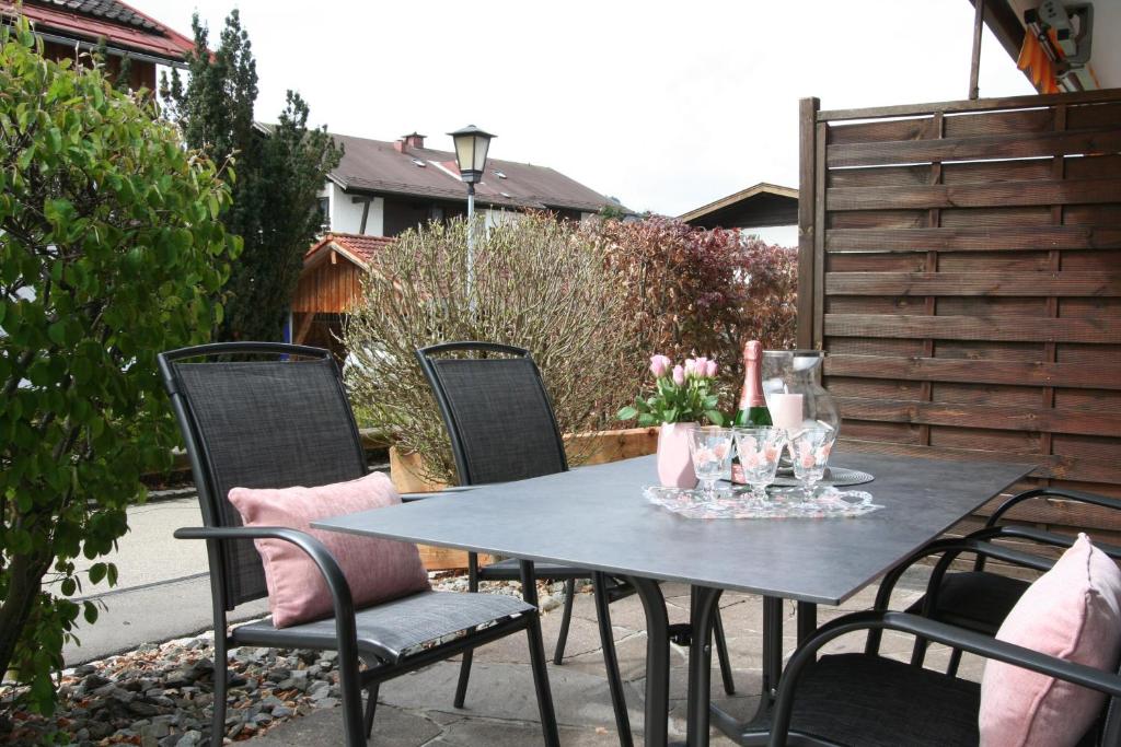 - une table et des chaises sur la terrasse dans l'établissement Alpenflair Ferienwohnungen Whg 404, à Oberstdorf