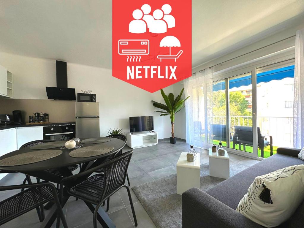 Il comprend une cuisine et un salon avec une table et des chaises. dans l'établissement COSY VAUTRIN, Appartement ensoleillé à 100m de la Mer, à Cannes