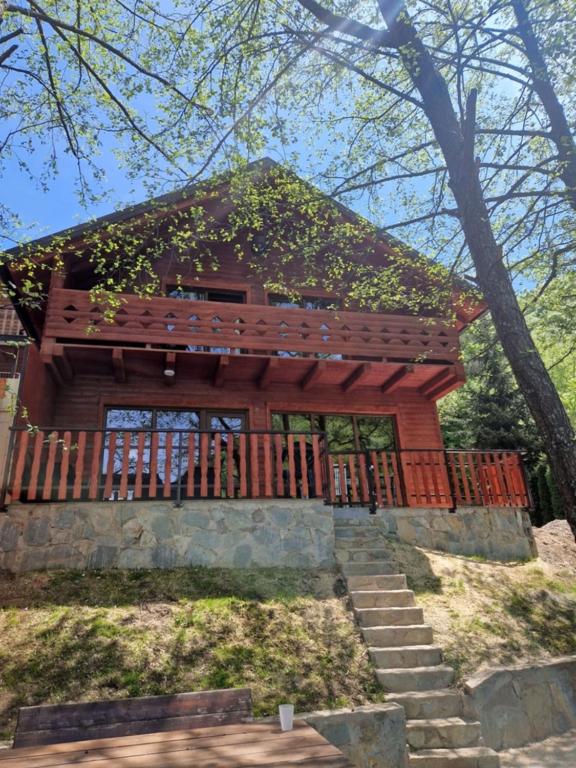 una piccola casa in legno con una scala di fronte di Hakuna Matata Lake House a Jajce