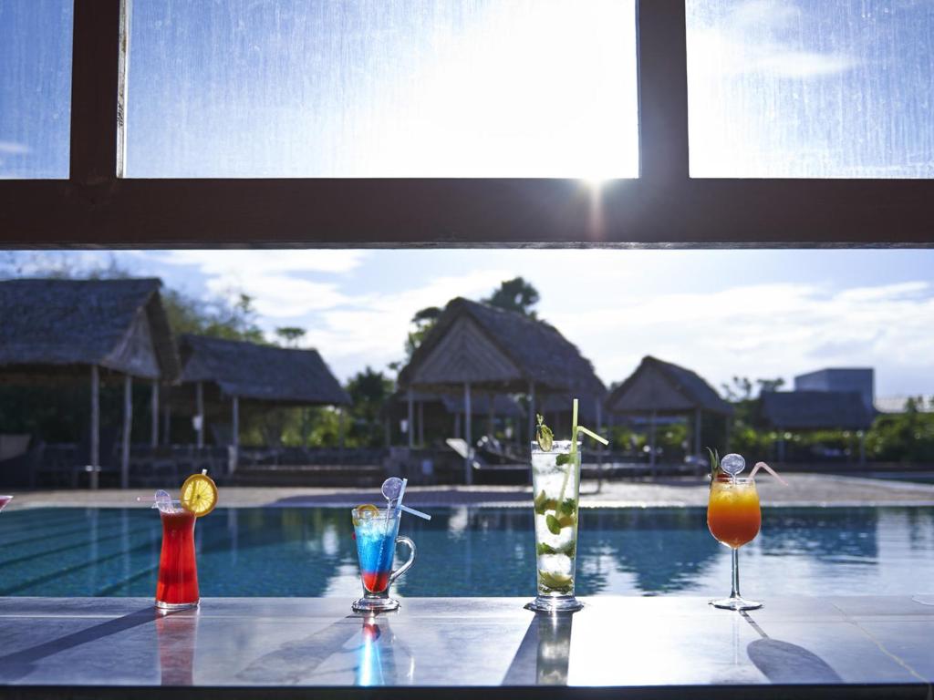 Bazén v ubytování Club Mahindra Puducherry nebo v jeho okolí