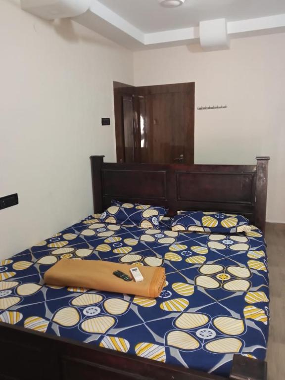 een bed met een tas bovenop bij Le Grace Annanagar in Madurai