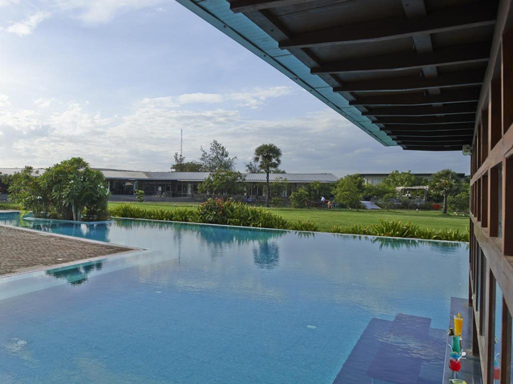 Bazén v ubytování Club Mahindra Puducherry nebo v jeho okolí
