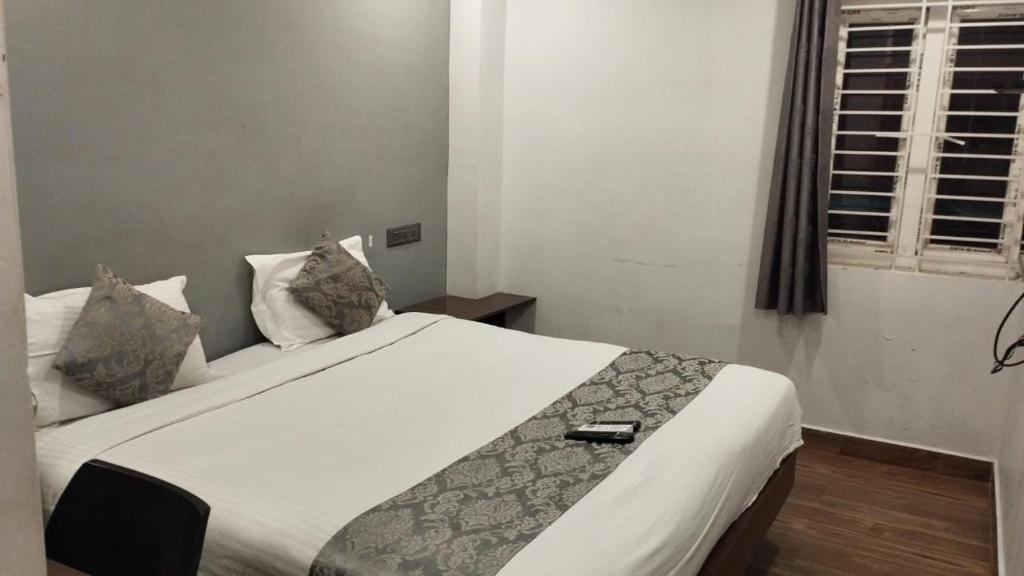 sypialnia z dużym białym łóżkiem w pokoju w obiekcie Le Grace Bye Pass w mieście Maduraj