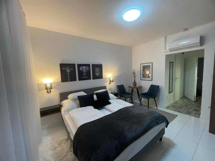 Geri Mini Home في زالاجيرسيج: غرفة نوم بسرير وطاولة وكراسي