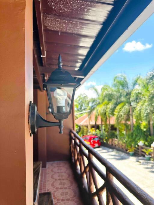 Balkón nebo terasa v ubytování Family-Friendly Cabin Hideaway, Alfonso Tagaytay